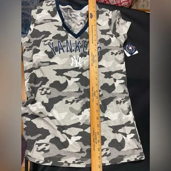 Yankee MLB Gray Camo V-neck T-shirt - Picture 5 of 10